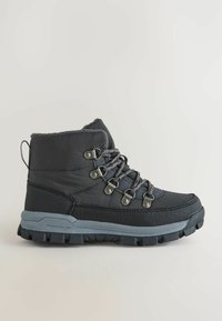 Czarne izolowane buty trekkingowe z szarymi akcentami, sznurowadłami i metalowymi oczkami. Wytrzymała podeszwa z wyraźnym bieżnikiem dla lepszej przyczepności. Materiał wodoodporny.