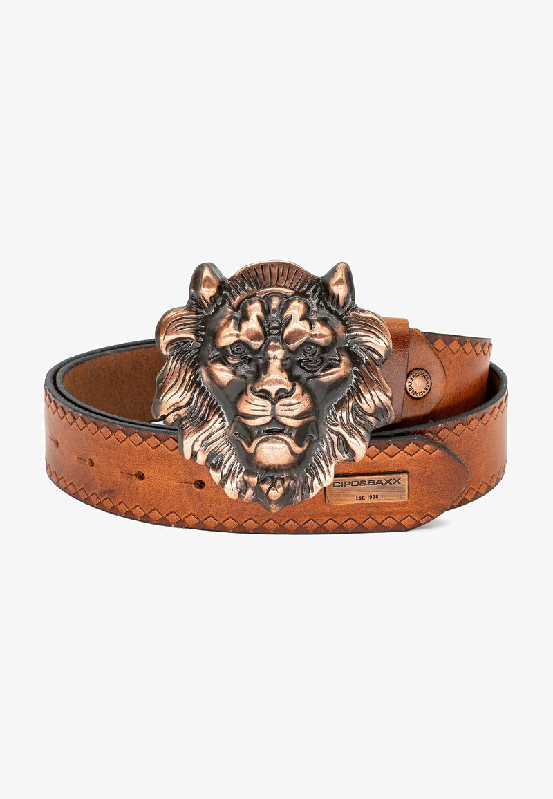 Ceinture en cuir marron avec une boucle ornée en bronze en forme de tête de lion, des coutures intricaces et un motif décoratif sur le bord.