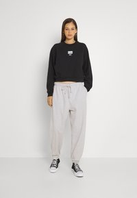 Levi's® PANTS - Trainingsbroek - orbit heather gray