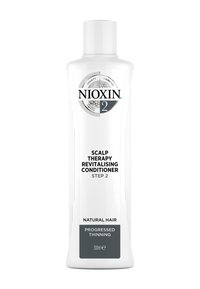 Nioxin Scalp Therapy Revitalisierende Spülung in einer 300 ml weißen Kunststoffflasche mit Flip-Top-Verschluss. Enthält schwarze und graue Schrift für Marken- und Anwendungsdetails.