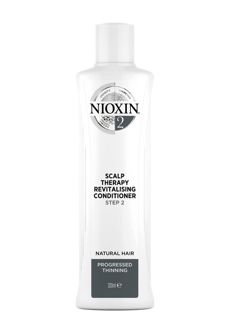 Nioxin Scalp Therapy Revitalisierende Spülung in einer 300 ml weißen Kunststoffflasche mit Flip-Top-Verschluss. Enthält schwarze und graue Schrift für Marken- und Anwendungsdetails.
