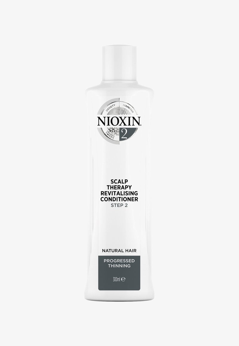 Nioxin Scalp Therapy Revitalisierende Spülung in einer 300 ml weißen Kunststoffflasche mit Flip-Top-Verschluss. Enthält schwarze und graue Schrift für Marken- und Anwendungsdetails.