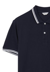 Polo shirt blu navy in misto cotone, con colletto classico a strisce bianche, tre bottoni e dettagli a strisce sulle maniche.