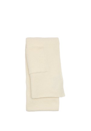 Kremowe skarpetki z prążkowanego materiału, starannie złożone, charakteryzujące się gładką fakturą i klasycznym wzorem bez widocznych wzorów ani ozdób.