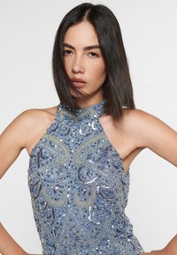 BEAUUT EMBELLISHED SEQUINS MIDI - Koktejlové šaty / šaty na párty - powder blue
