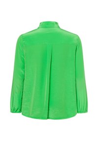 Groene satijnen blouse met een kraag, lange mouwen en een rugplooi detail. Gladde textuur en afgeronde zoom.