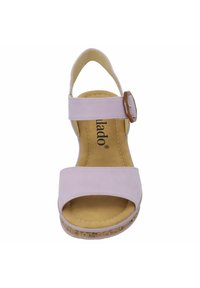 Sandalini rosa chiaro con una larga fascia e un accento a fibbia. Suola in sughero con una finitura testurizzata, design open toe e sottopiede imbottito.
