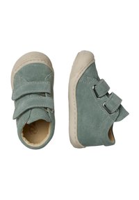 Scarpe per bambini in suede verde, con punta rotonda, due cinturini in Velcro e una suola in gomma beige texturizzata. Cuciture minime e fodera interna morbida.