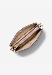 Borsa in pelle rosa con compartimento con zip, accessori in oro e fodera interna trapuntata con un sottile motivo a logo.