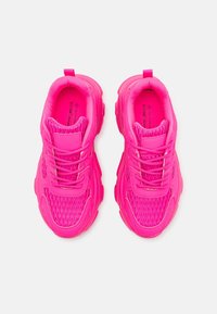 Zapatillas de deporte rosa brillante con un diseño de malla, forma redondeada, cierre con cordones y acentos texturizados en los laterales y la suela.