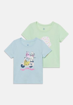 Deux chemises pour enfants à manches courtes, une bleu clair avec des chiens faisant de la trottinette et le texte "Ciao for now", l'autre vert clair avec un cornet de glace.