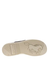 Semelle de chaussure grise avec un motif de grip texturé, présentant une silhouette de cheval et la marque "MUSTANG TRUE DENIM". La semelle est de couleur blanc cassé.