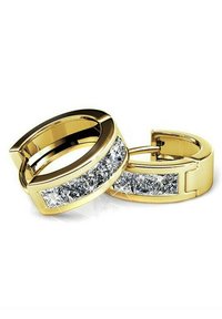 Orecchini a cerchio color oro con una fila di cristalli trasparenti a forma quadrata sul davanti, con una finitura lucida e bordi morbidi.