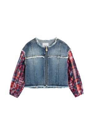Kort denimjakke med slidte kanter og lynlås foran, med lange puffede ternede ærmer i røde, blå og hvide toner.