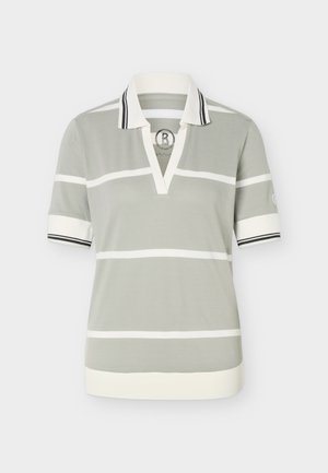 Lysegrå polo shirt med hvide horisontale striber, hvid krave med sorte kanter og korte ærmer med hvide manchetter og sorte striber.