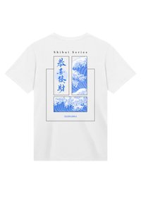 Weißes Baumwoll-T-Shirt mit einem blauen Wellendesign und japanischen Schriftzeichen auf dem Rücken. Einfacher, kastenförmiger Schnitt mit kurzen Ärmeln.