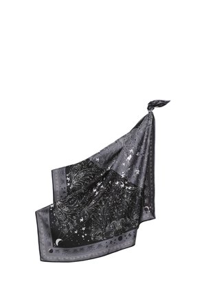 Foulard en soie noir et gris avec des motifs célestes et floraux, drapé et noué à un coin sur fond blanc.