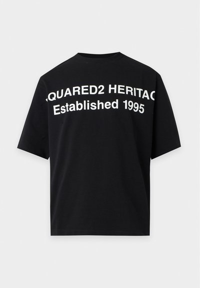 Μαύρο T-shirt με κοντά μανίκια και λευκό καμπυλωτό κείμενο ""SQUARED2 HERITAGE Established 1995"" στο στήθος.