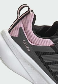 Black and pink athletic sneaker with a mesh upper, textured accents, and a white midsole featuring the "FORTARUN" logo.