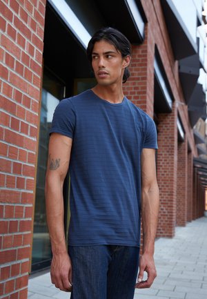 SHORT SLEEVE ROUND NECK AMERICAN SHOULDER - Triko s potiskem - dark navy