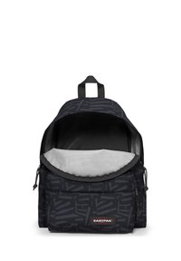 Mochila negra con un patrón geométrico, material de tela, compartimento principal acolchado y un forro gris. Cuenta con un bolsillo frontal y un asa de transporte.