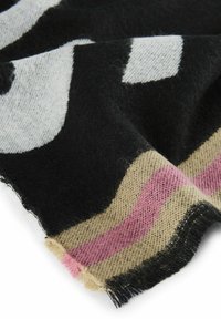 Wolmix textiel heeft een zwarte achtergrond met abstracte vormen in grijs, beige en roze, met een zachte, gestructureerde afwerking.