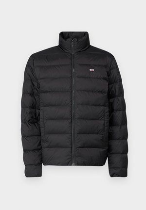 Giacca a vento nera con collo alto, design a spalle orizzontali, chiusura con zip frontale e un piccolo logo sul petto.