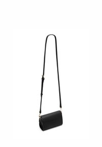 Borsa a spalla nera con texture, dotata di patta pieghevole e tracolla regolabile. Caratterizzata da hardware color oro e una forma rettangolare compatta.