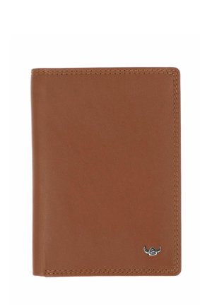 Braune Leder-Bifold-Geldbörse mit sichtbaren Nähten und kleinem Metall-Logoemblem unten rechts auf weißem Hintergrund.