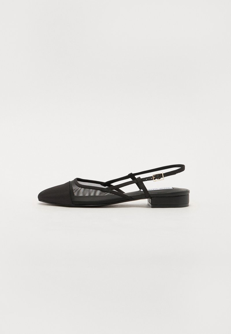 Sandal preta com biqueira pontuda, parte superior em malha e detalhe de tira lisa. Apresenta um salto bloco baixo e design minimalista.