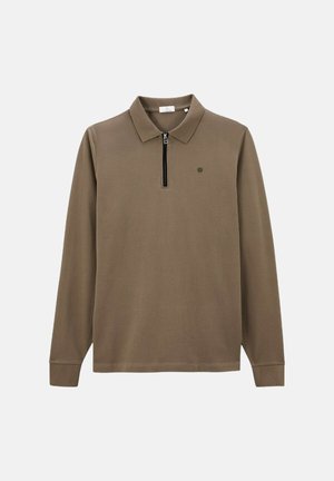 Polo-shirt marron à manches longues avec un col zippé, arborant un petit logo sur la poitrine gauche. Fabriqué en tissu doux et texturé.