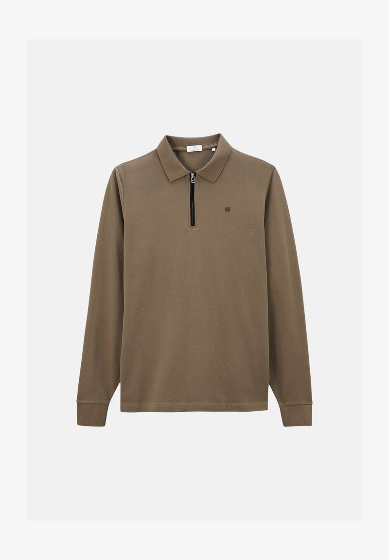 Polo-shirt marron à manches longues avec un col zippé, arborant un petit logo sur la poitrine gauche. Fabriqué en tissu doux et texturé.