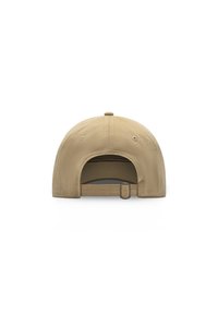 Beige színű baseball sapka sima szövettextúrával, hátul állítható pánttal és szellőzőlyukakkal a légáteresztés érdekében.