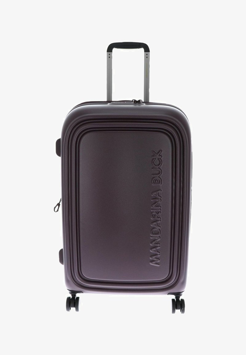 Valise rigide violette avec quatre roues et une poignée télescopique, portant le nom de la marque Mandarina Duck en relief à l'avant.