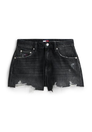 Μαύρα τζιν σορτς με ξεφτισμένα τελειώματα και φθαρμένες λεπτομέρειες, με εμπρόσθιες τσέπες, θηλιές για ζώνη και κλείσιμο με κουμπί.