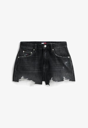 Shorts en denim noir avec ourlets effilochés et détails usés, équipés de poches avant, passants pour ceinture et fermeture par bouton.