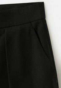 Crne hlače s visokim strukom, bočnim džepovima u šavu, vidljivim šavovima i glatkom teksturom tkanine.