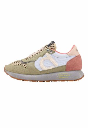 Zapatilla baja con malla beige, superposiciones de ante oliva, panel lateral blanco con logo texturizado, talón de ante rosa y suela gris moteada con texto amarillo.