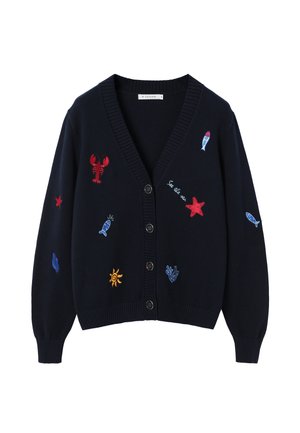 Cardigan bleumarin cu nasturi, decorat cu broderii cu homar roșu, stea de mare, pește albastru, scoică, soare, coral și textul „See the sea“.