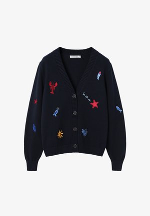 Cardigan bleumarin cu nasturi, decorat cu broderii cu homar roșu, stea de mare, pește albastru, scoică, soare, coral și textul „See the sea“.