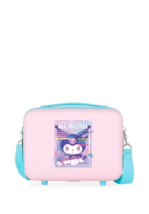 Bolsa rectangular rosa con asa y correa azules, con un personaje de dibujos animados con cuernos, calavera y artículos de maquillaje en el panel frontal.