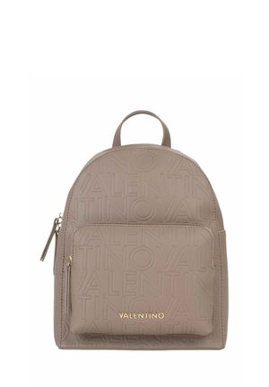 Sac à dos Taupe Valentino avec motif en relief du nom de la marque, poche avant zippée et logo Valentino doré sur la poche.