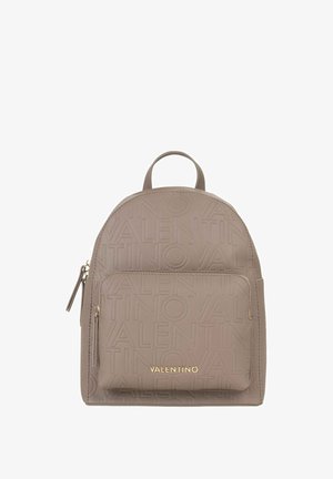 Sac à dos Taupe Valentino avec motif en relief du nom de la marque, poche avant zippée et logo Valentino doré sur la poche.