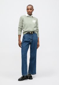 Maison Kitsuné FOX HEAD INTARSIA - Džemperis - sage green/ecru