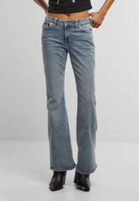 - Jeansy Bootcut