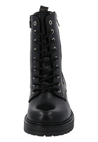 Svart läderankelboot med rund tå, snörning framtill, metallöglor, texturerad tunga och tjock gummisula. Har en sidodragkedja för enkel på- och avtagning.