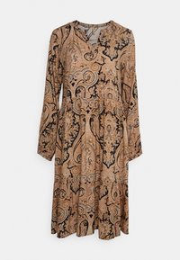 Vestido de manga larga con un escote en V profundo, con un patrón de paisley en tonos negro, melocotón y crema. Falda acampanada con cintura fruncida.