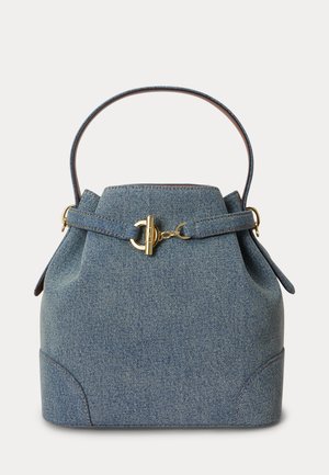 Geantă de mână tip borsetă din denim albastru, cu o singură curea, partea de sus adunată și închidere cu cataramă auriu pe fundal simplu.