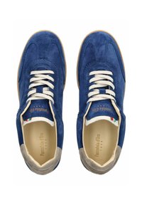 Modré semišové tenisky s krémovými tkaničkami, béžovými akcenty a zakulaceným designem špičky. Obsahují branding a malý detail italské vlajky.