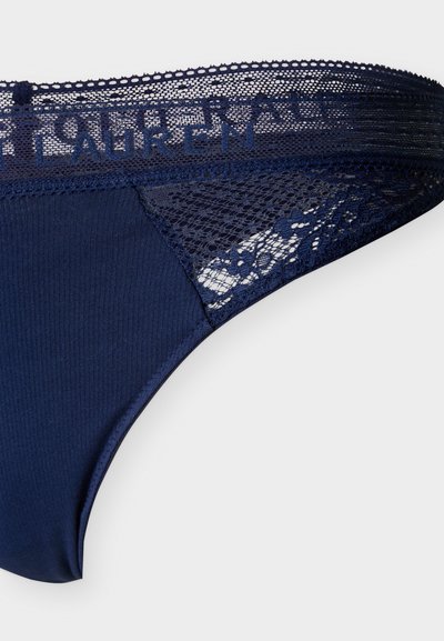 Γυναικεία εσώρουχα σε ναυτικό μπλε με λεπτομέρειες από δαντέλα και ελαστική μέση με το εμπορικό σήμα και το όνομα "Lauren Ralph Lauren".